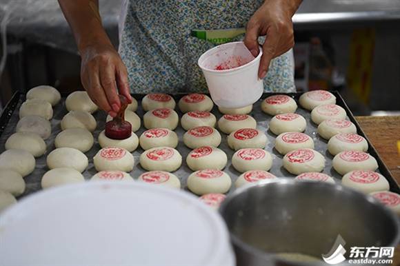 给月饼“盖章”