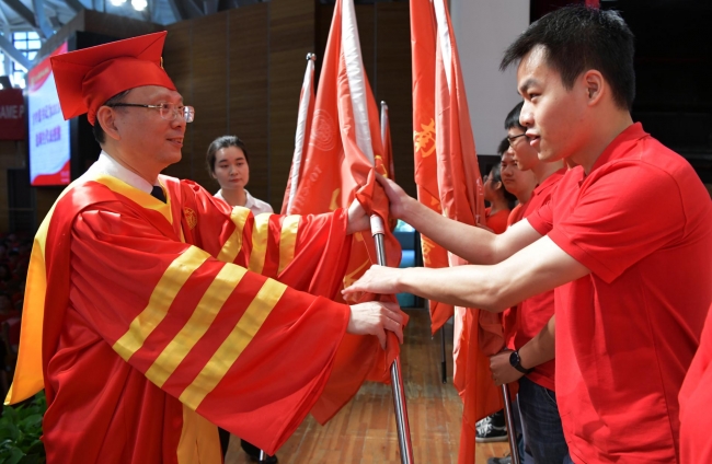 方守恩为赴各地选调生代表授旗 方守恩为赴各地选调生代表授旗