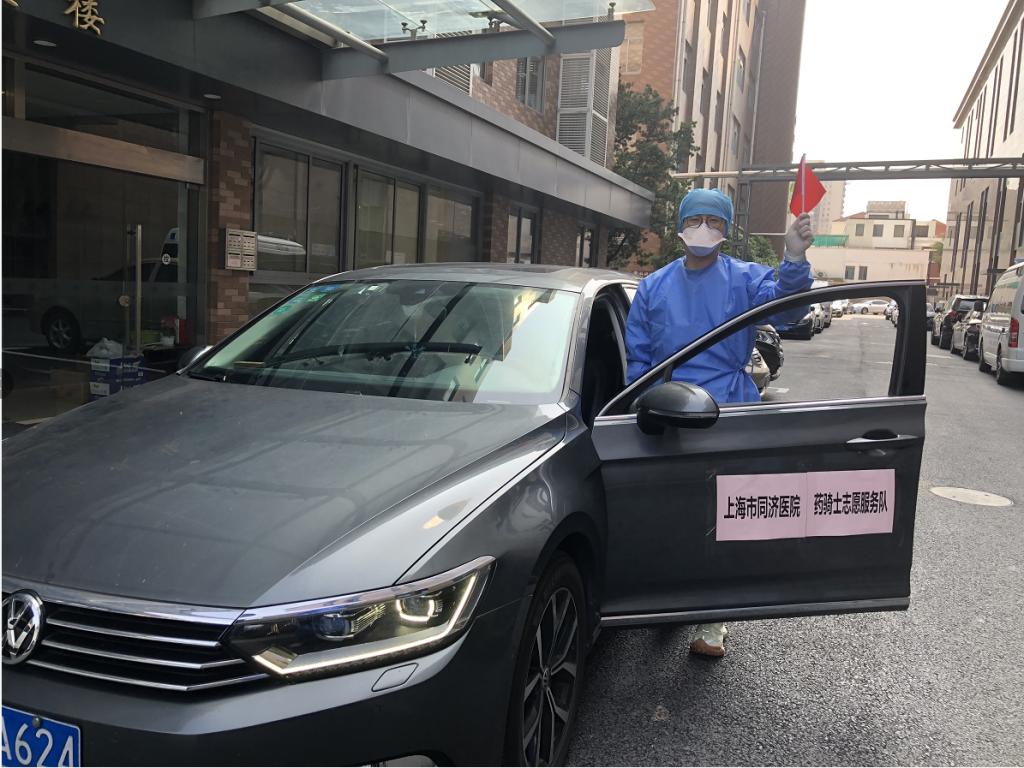 街道上有蓝色的汽车描述已自动生成