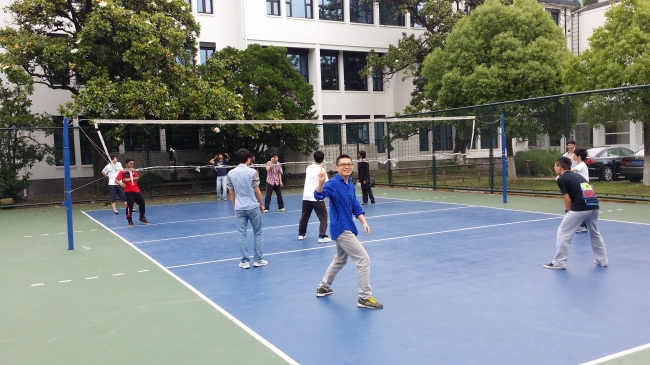 操金鑫老师参与班级排球赛 操金鑫老师参与班级排球赛