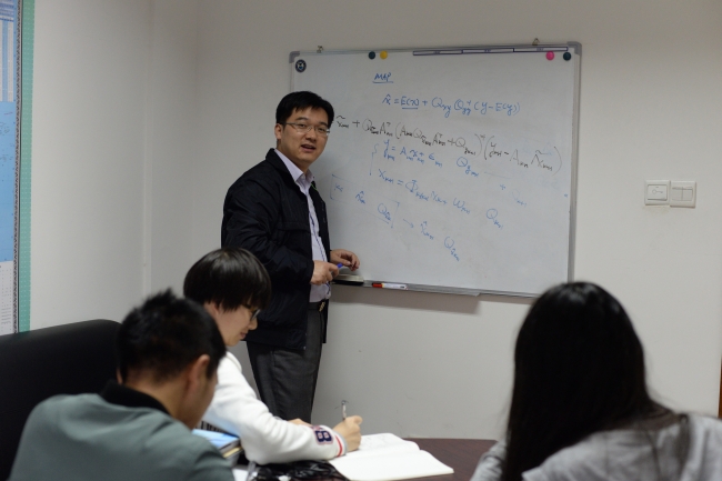 李博峰老师给研究生上课 李博峰老师给研究生上课