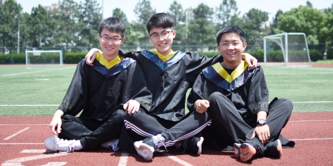 汽车学院毕业生(中间为林远飞)_Fotor 汽车学院毕业生(中间为林远飞)_Fotor