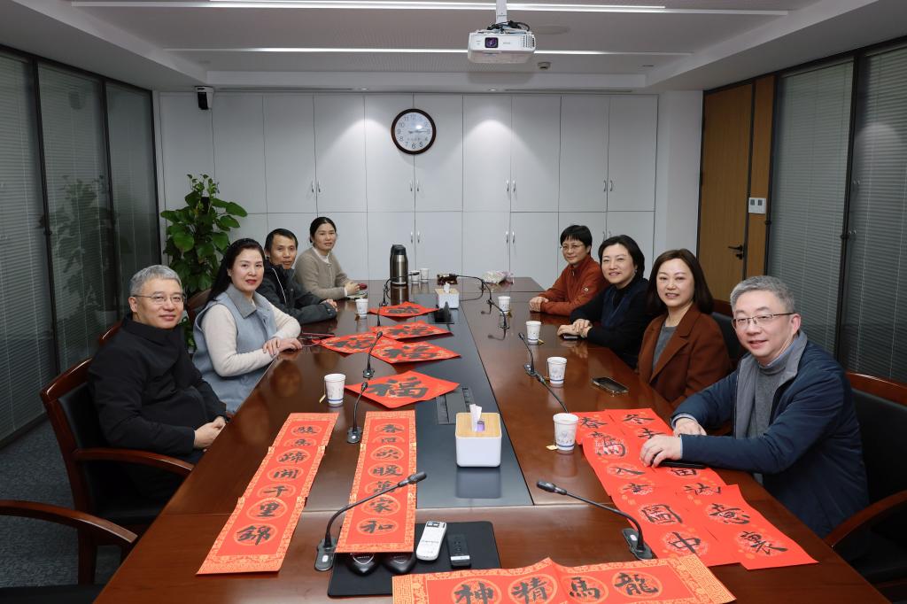 图  慰问马克思主义学院一线员工、援疆干部和工会干部