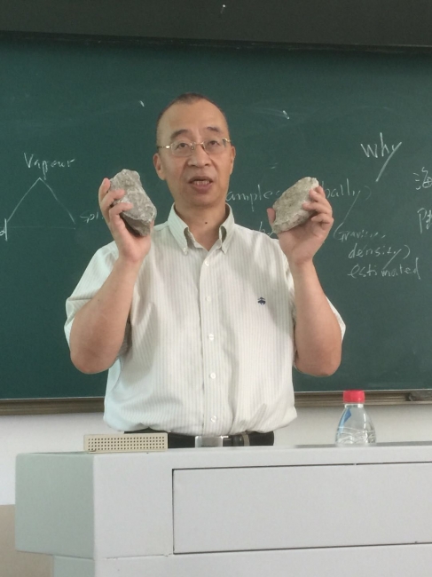周怀阳教授在为国际班学生授课(3)2018年7月 周怀阳教授在为国际班学生授课(3)2018年7月