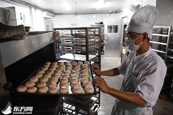 烘烤出炉的月饼