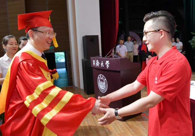 颁发证书和奖章 颁发证书和奖章