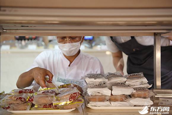 工作人员忙着补货