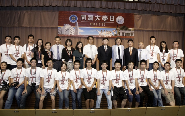 方守恩及逢甲大学校领导与参加“同济大学日”活动的部分师生合影1