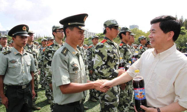 周书记慰问军训师生1 周书记慰问军训师生1