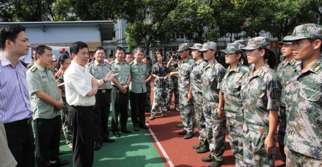 周书记慰问军训师生2 周书记慰问军训师生2