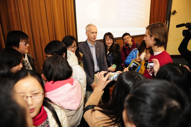 讲座之后Brian被热心的观众围住small 讲座之后Brian被热心的观众围住small