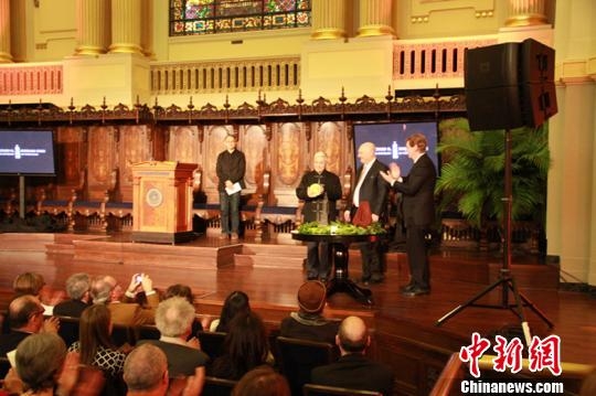 阮仪三教授接受奖牌