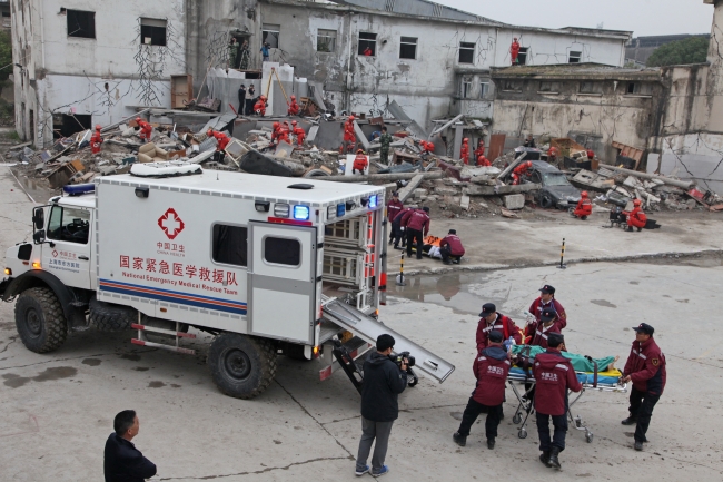 废墟中搜救出的伤员直接进入手术车手术
