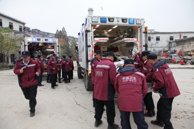 伤员被送入重症伤员转运车