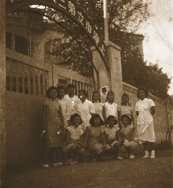 20世纪40年代，医院初创时期医护人员合影（背景为当年的上海市立第三医院大门）