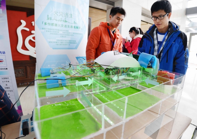 《模块化多传感器高楼火灾逃生装置》 获土木工程与环境类三等奖