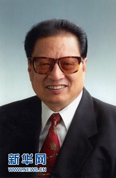 乔石同志遗像