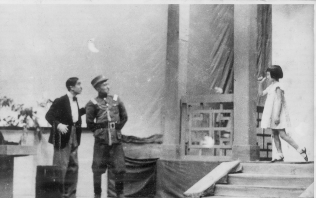 1939年同济学生组织的昆明儿童剧团的首次公演抗日救亡剧《小间谍》剧照3 1939年同济学生组织的昆明儿童剧团的首次公演抗日救亡剧《小间谍》剧照3