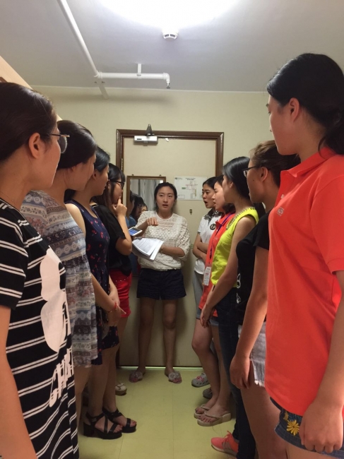 朱洋老师在香港的宿舍为部分同学排练