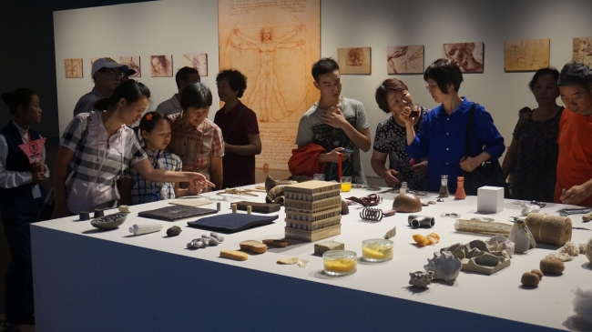 我校与瑞士合作的Y-Institue跨学科平台的材料桌