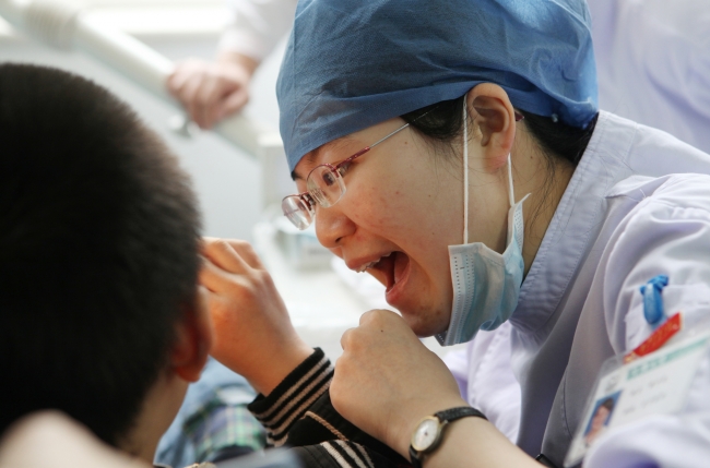 插图2口腔医院志愿者为自闭症患儿治疗牙齿