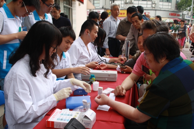 插图3医学院志愿者为市民义诊