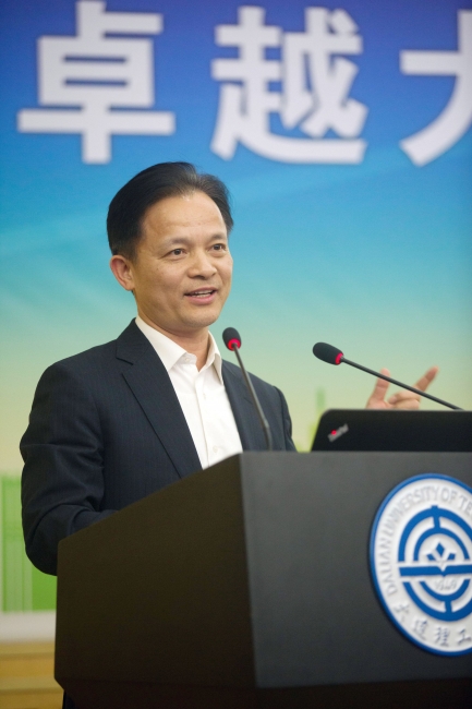 钟校长演讲照片 钟校长演讲照片