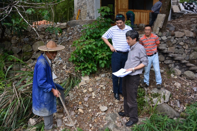 杨贵庆在指导村民 杨贵庆在指导村民