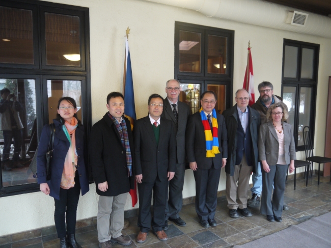 与学校相关负责人教授见面