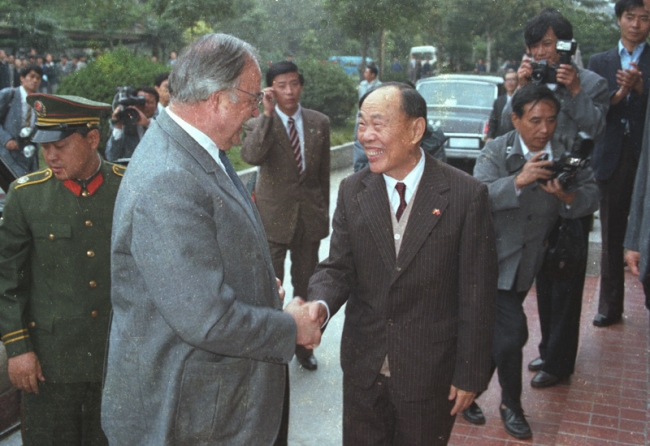 1984年10月13日迎接来访的德国总理科尔 1984年10月13日迎接来访的德国总理科尔