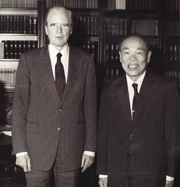 1982年 校长李国豪在德国与卡斯腾斯总统合影 1982年 校长李国豪在德国与卡斯腾斯总统合影