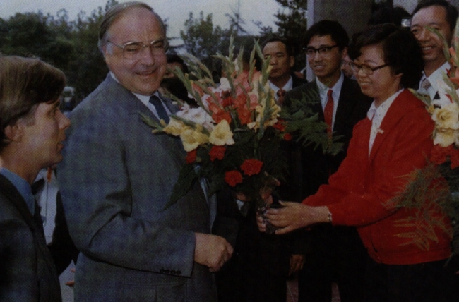 1993年11月18日,德国总理科尔第二次访问同济大学,并出席同济大学授予他名誉教授称号的仪式 1993年11月18日,德国总理科尔第二次访问同济大学,并出席同济大学授予他名誉教授称号的仪式