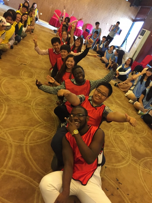 参与研究的中外学生参加跨文化能力拓展训练1