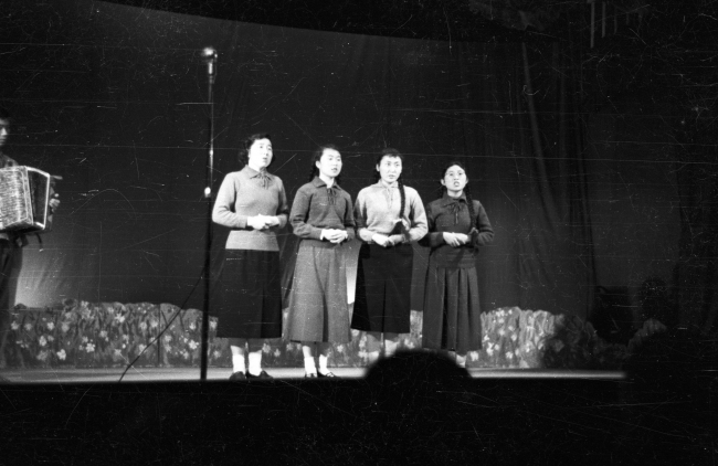 1957年女声四重唱在学校演出剧照