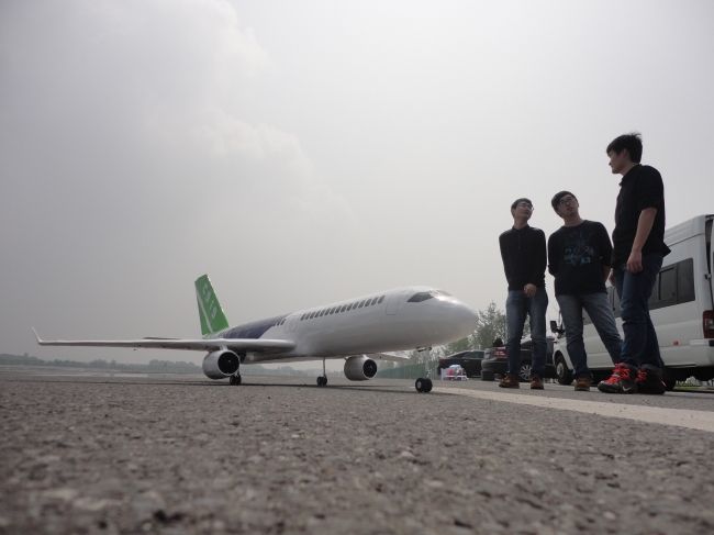 图9 成功降落后，做试飞总结