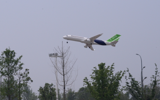 图8 c919飞机空中翱翔