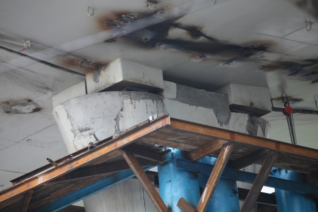 修复后的受损桥墩