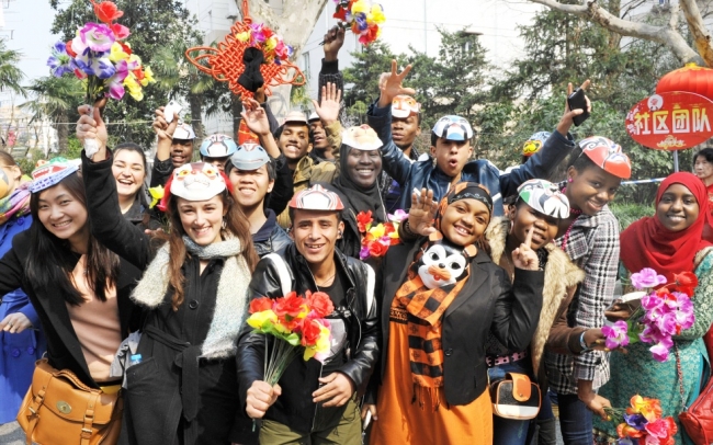 我院留学生进入四平路社区闹元宵 我院留学生进入四平路社区闹元宵