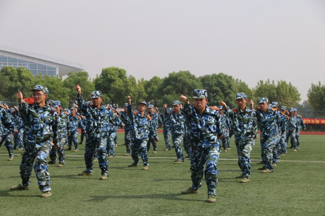 二团阅兵-匕首操