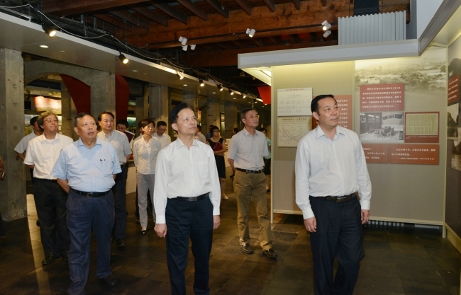 校党委常委会中心组参观“长征与遵义会议---纪念红军长征胜利八十周年”展览 校党委常委会中心组参观“长征与遵义会议---纪念红军长征胜利八十周年”展览