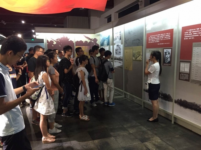 航空航天与力学学院2016级新生参观展览 航空航天与力学学院2016级新生参观展览