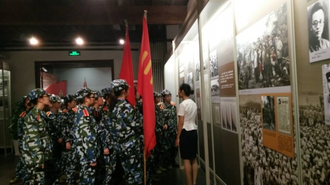 接受军事训练的同济大学大二学子参观展览 接受军事训练的同济大学大二学子参观展览