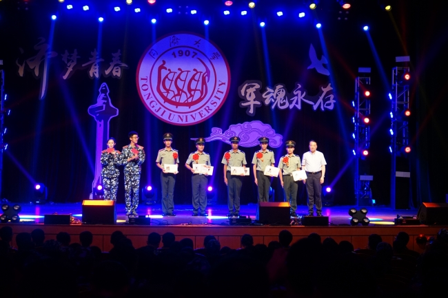 领导颁发感谢信 领导颁发感谢信