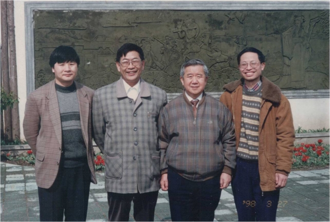 沈院士与学生合影