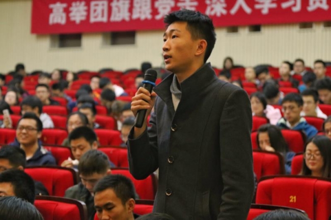 童小华教授与学生交流1