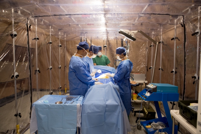 移动医院层流手术室配备了国际最先进的移动空气净化系统，达到目前移动医院野战化手术消毒灭菌的最高级别。通过“层流”方式灭菌和净化，可使医生在移动医院手术室内开展复杂的心脏和脑外科手术。