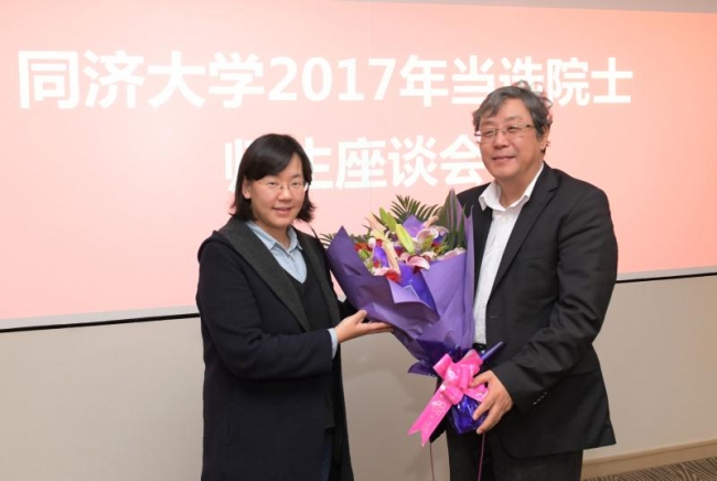 学生代表为吴志强院士献花