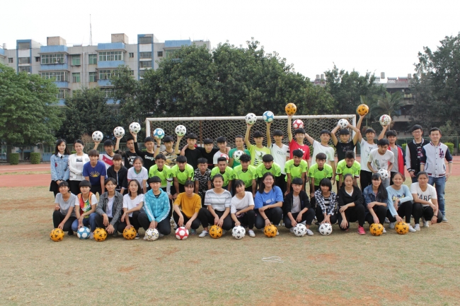 1 与足球队合影 1 与足球队合影