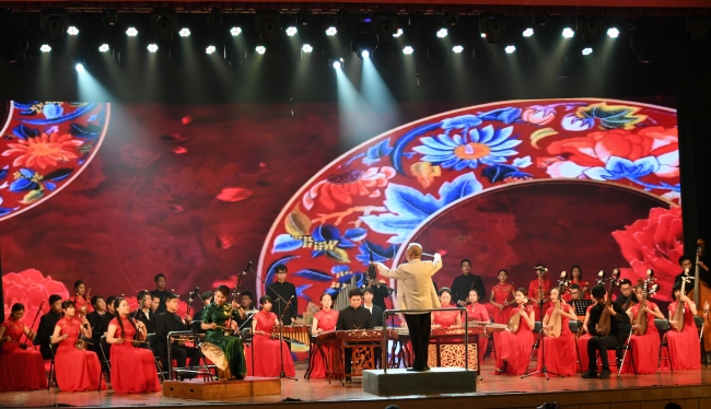 民乐团演出照