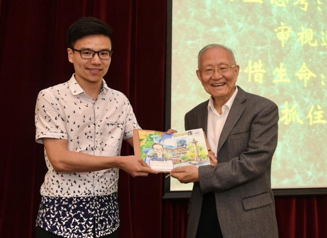 同学们向汪院士赠送特别礼物